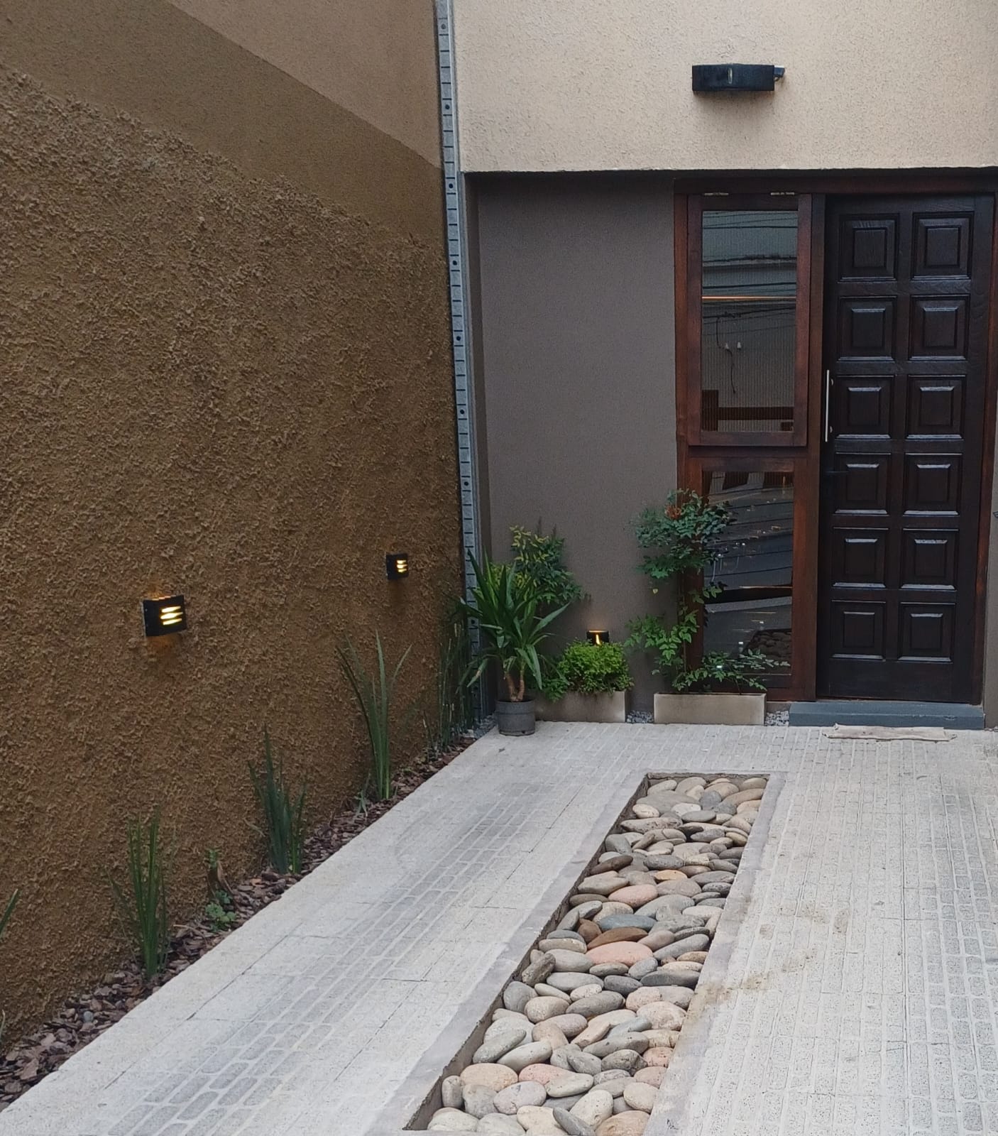 Entrada del estudio R++R en 12 de Octubre 827, Salta